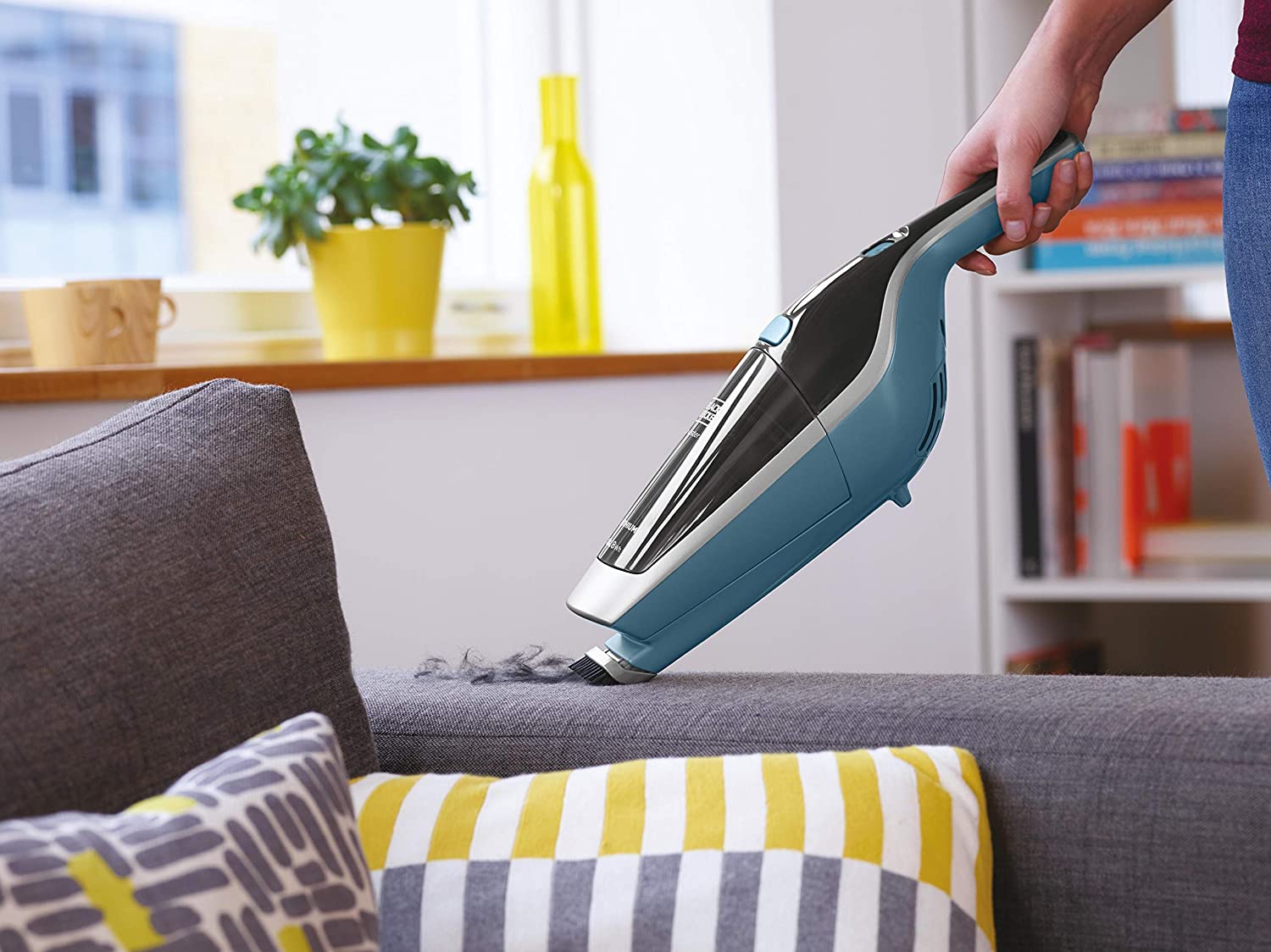BLACK+DECKER 14.4V 28.8Wh Cordless Stick Vacuum Cleaner, 2Ah Lithium-Ion Battery 2in1 Floor مكنسة كهربائية عمودية لاسلكية 2 في 1 من بلاك & ديكر BLACK+DECKER 14.4V 28.8Wh Cordless Stick Vacuum Cleaner, 2Ah Lithium-Ion Battery 2in1 Floor مكنسة كهربائية عمودية لاسلكية 2 في 1 من بلاك & ديكر